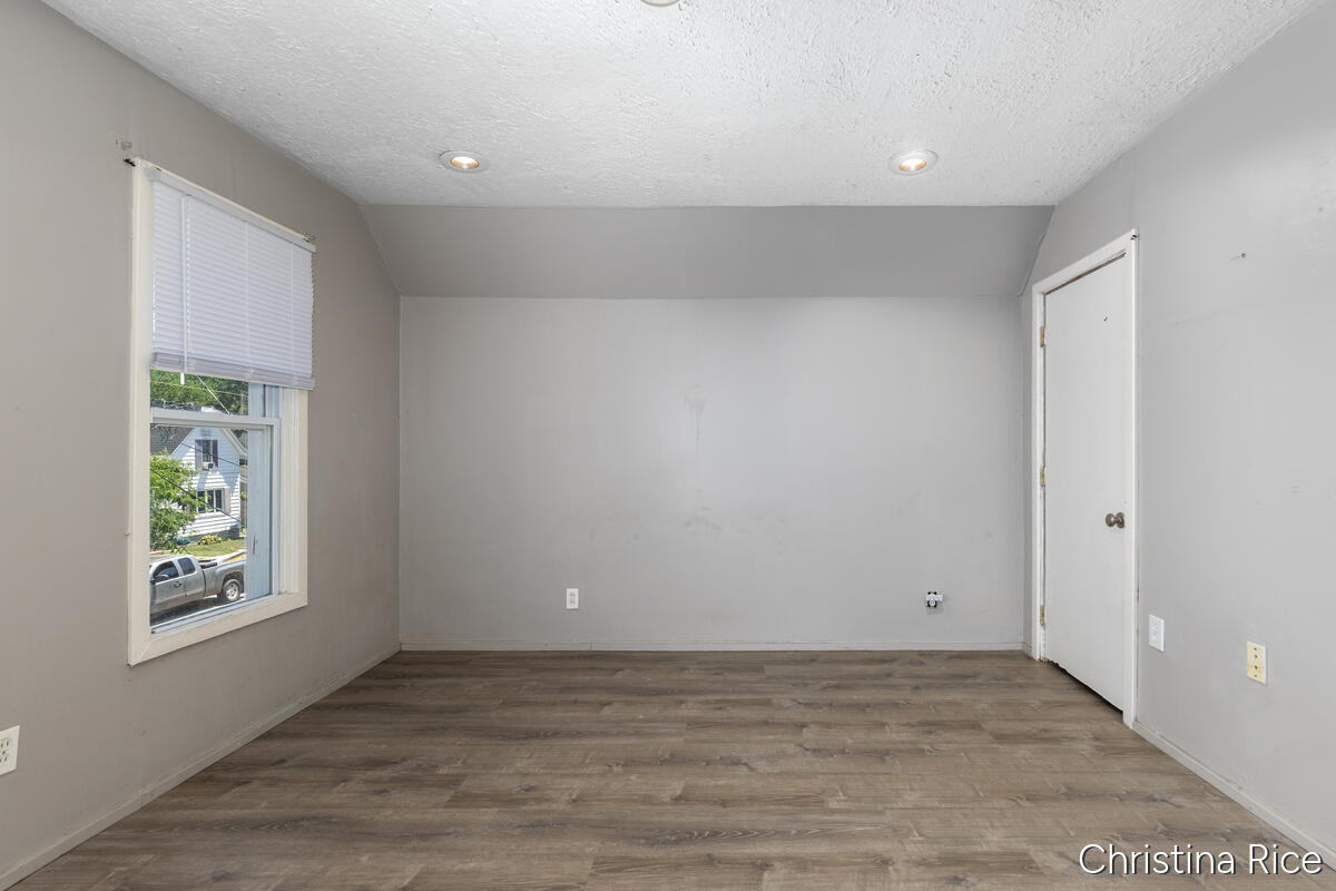 927 Davis Avenue NW Grand Rapids MI 49504