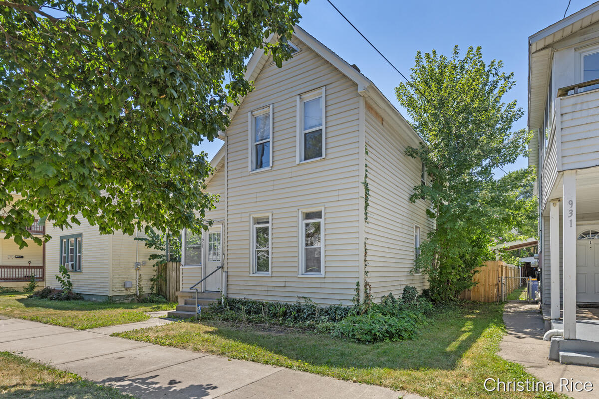 927 Davis Avenue NW Grand Rapids MI 49504