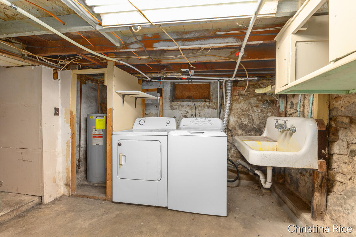 927 Davis Avenue NW Grand Rapids MI 49504