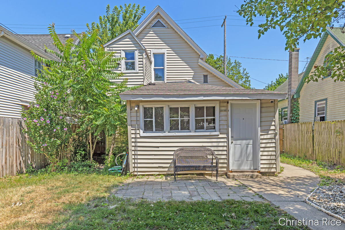 927 Davis Avenue NW Grand Rapids MI 49504