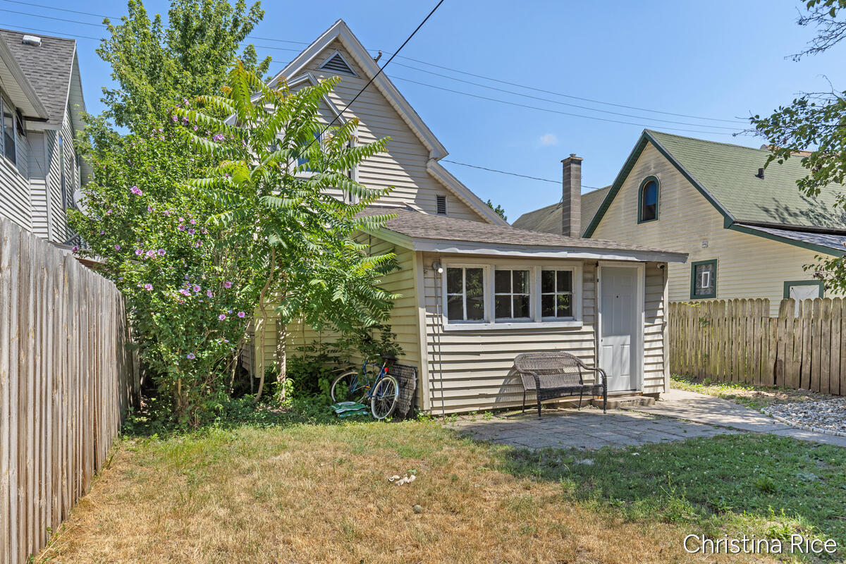 927 Davis Avenue NW Grand Rapids MI 49504