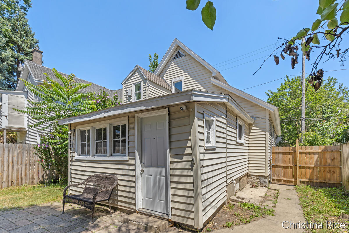 927 Davis Avenue NW Grand Rapids MI 49504