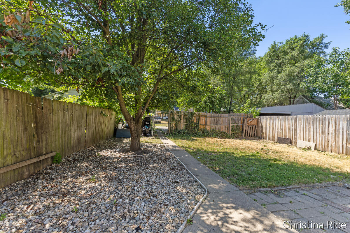 927 Davis Avenue NW Grand Rapids MI 49504
