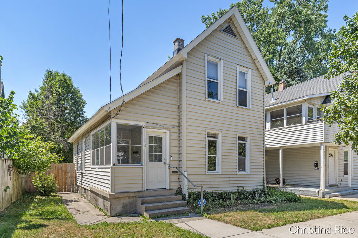 927 Davis Avenue NW Grand Rapids MI 49504