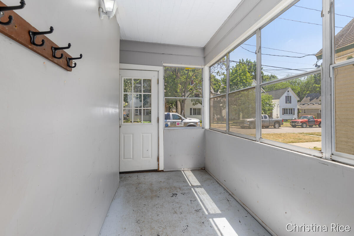 927 Davis Avenue NW Grand Rapids MI 49504