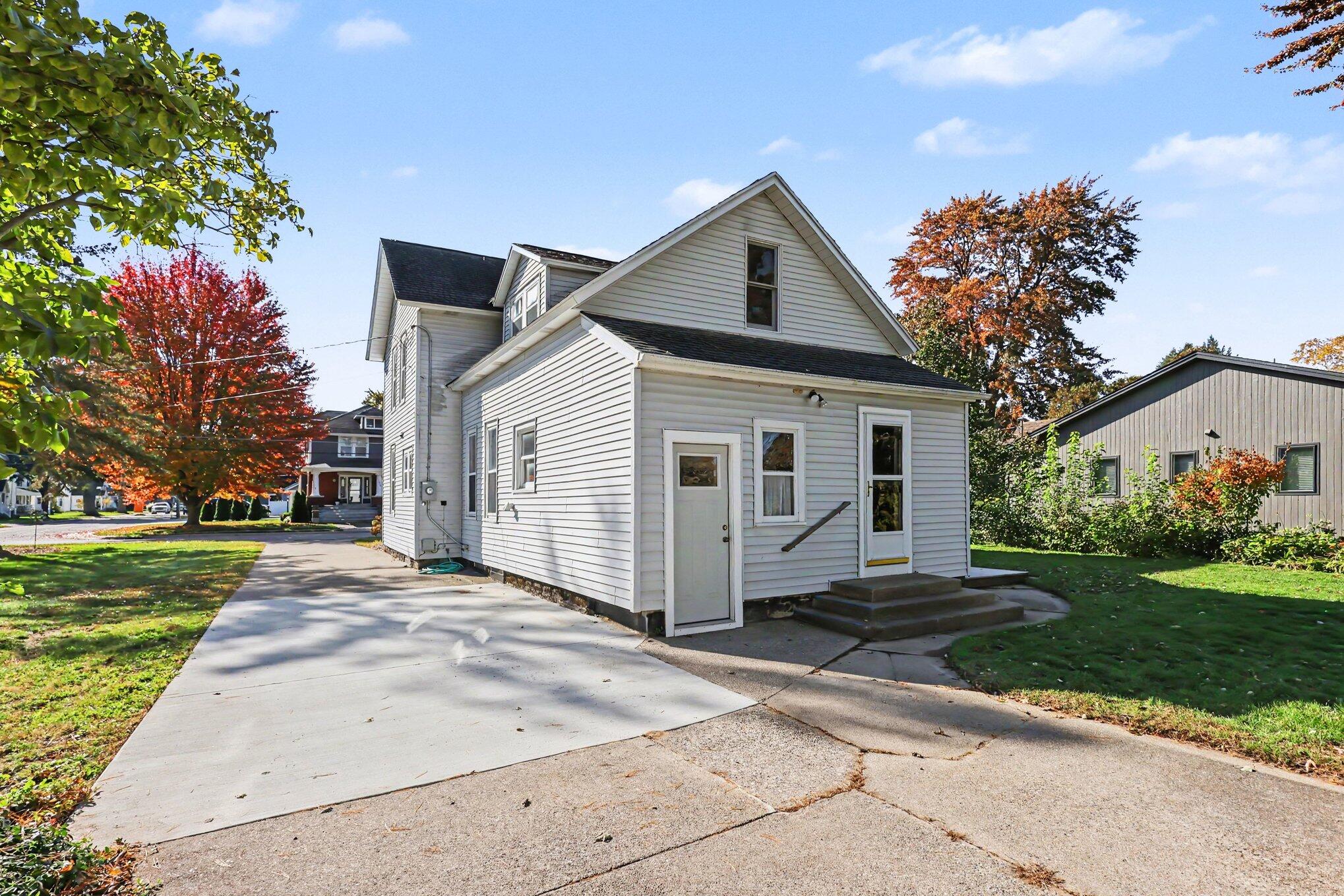 325 E Lincoln Avenue Zeeland MI 49464