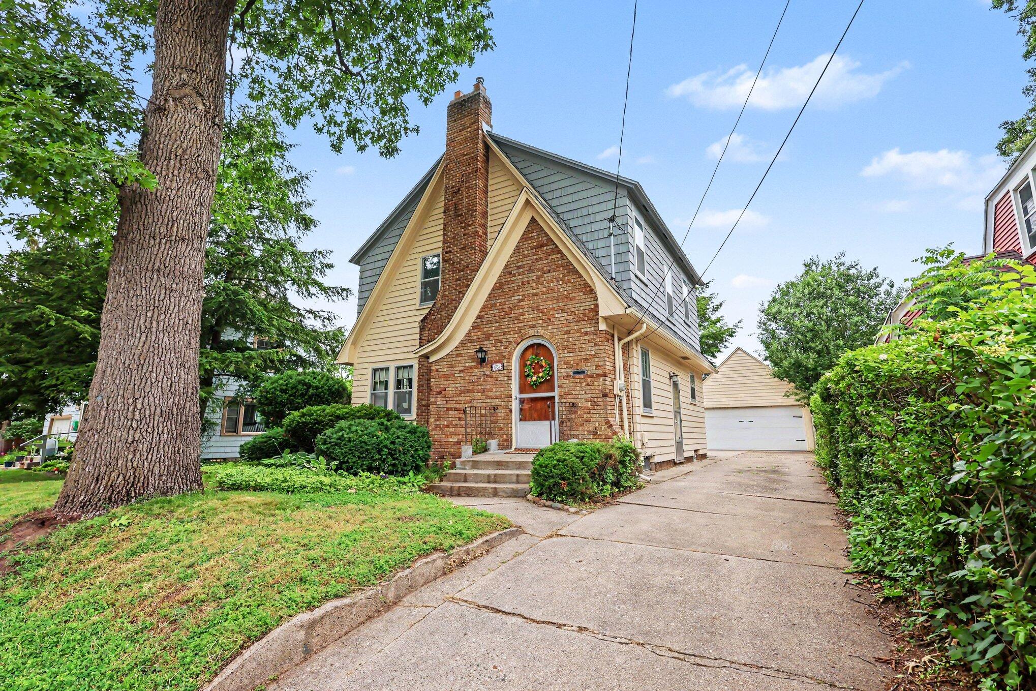 825 Oaklawn Street NE Grand Rapids MI 49505