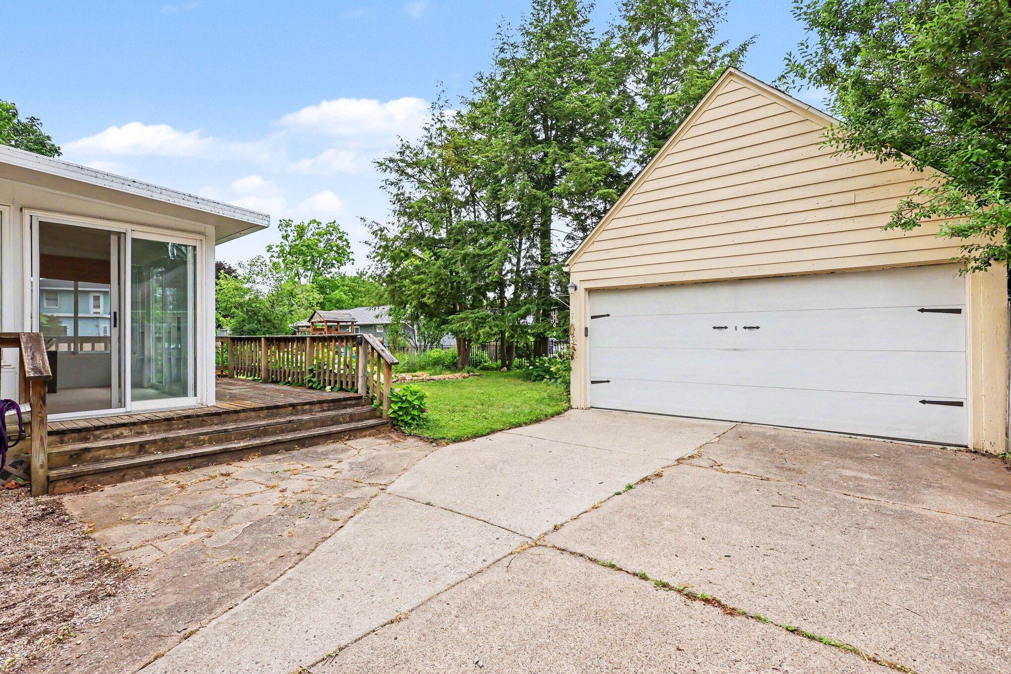 825 Oaklawn Street NE Grand Rapids MI 49505