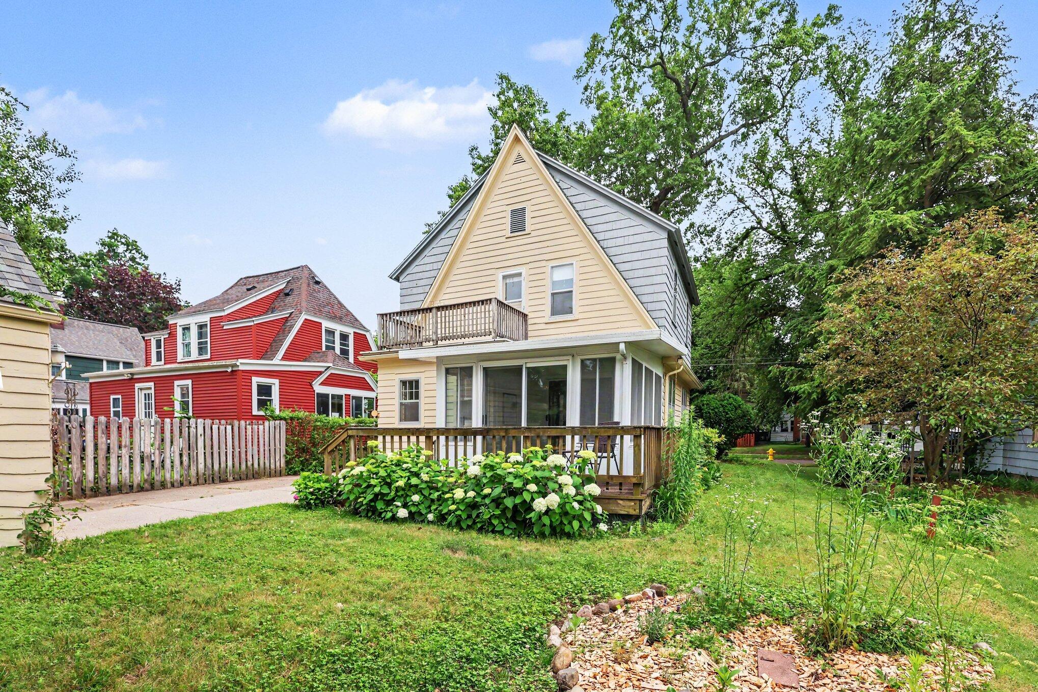 825 Oaklawn Street NE Grand Rapids MI 49505