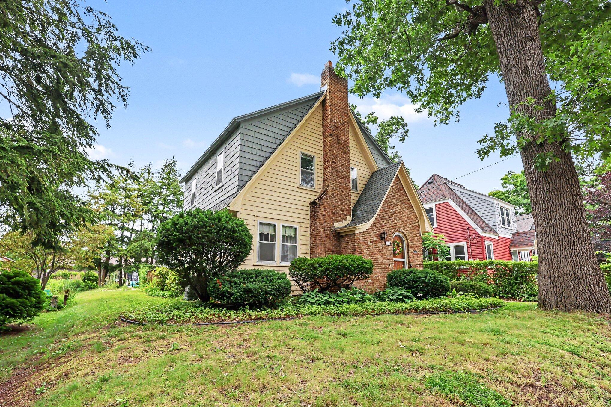825 Oaklawn Street NE Grand Rapids MI 49505