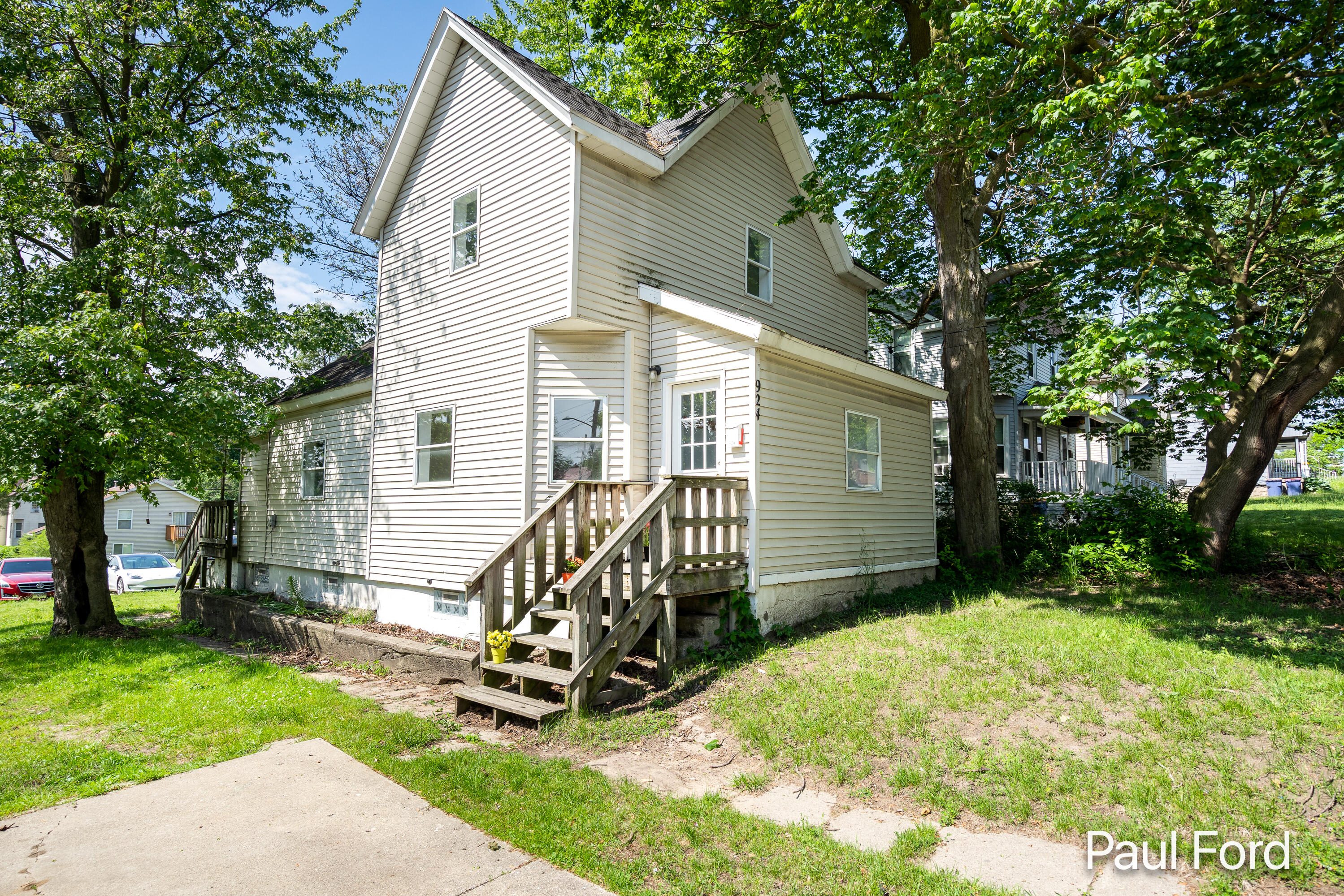 924 Hall Street SE Grand Rapids MI 49507