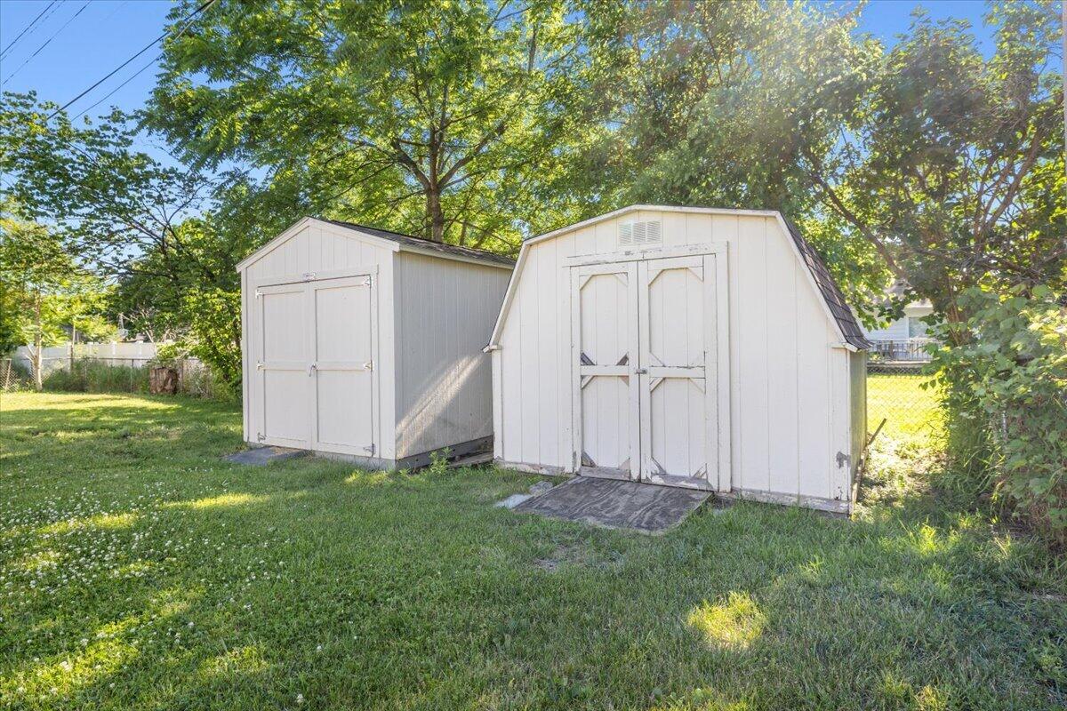 725 Woodbine Drive Fenton MI 48430