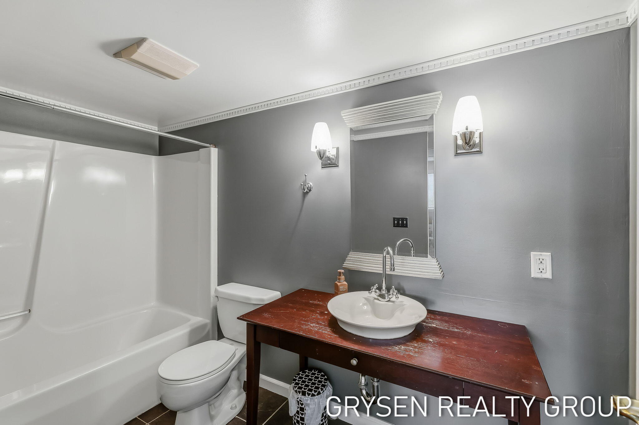 642 Clover Ridge Avenue NW Grand Rapids MI 49504