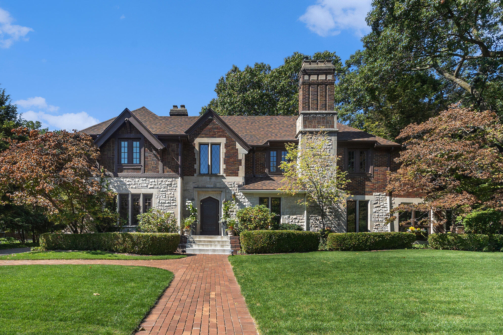 955 Cambridge Drive SE East Grand Rapids MI 49506