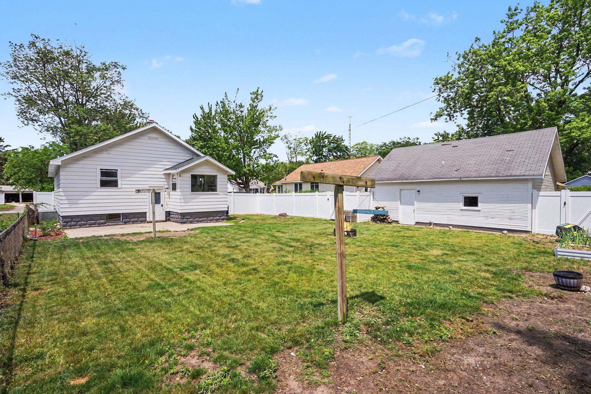 2226 Blodgett Street Muskegon MI 49441