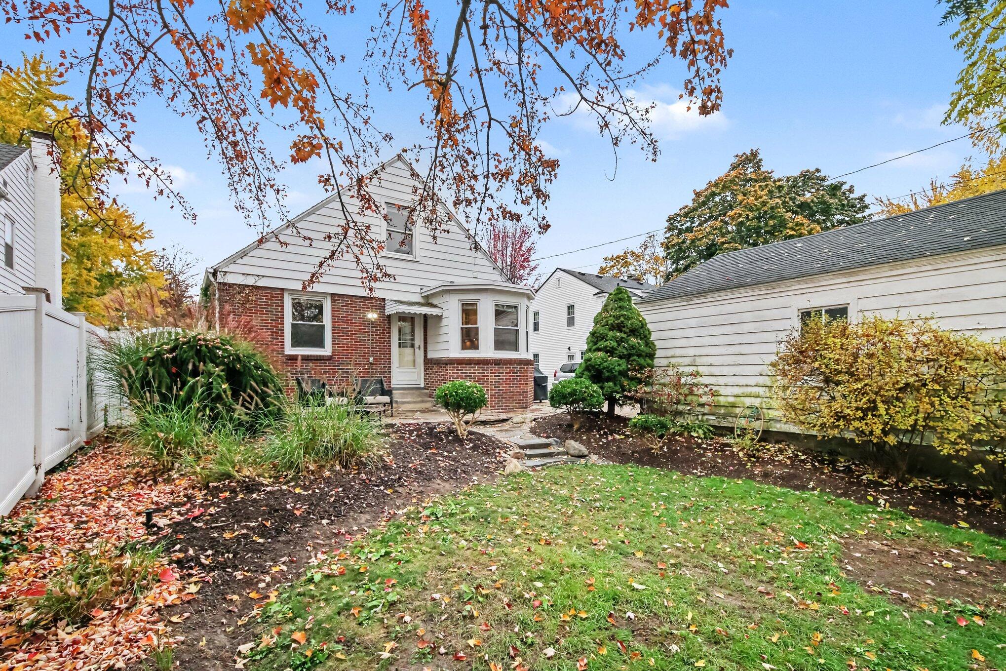 1059 Lake Grove Avenue SE East Grand Rapids MI 49506