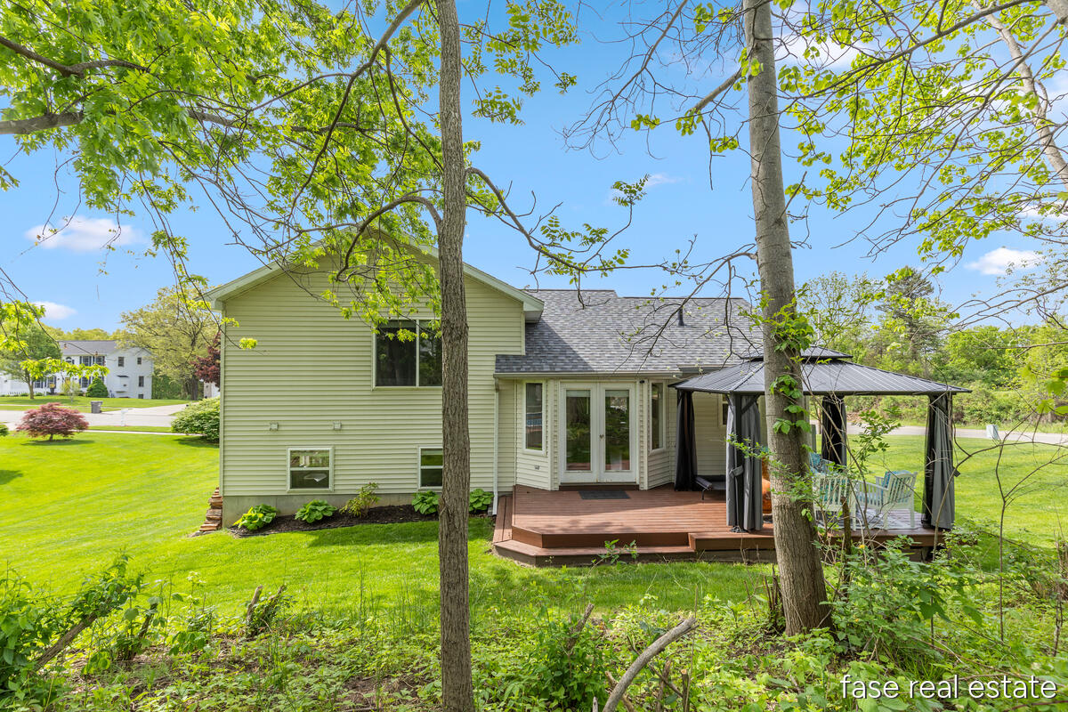 2796 Bryanwood Drive NW Grand Rapids MI 49544