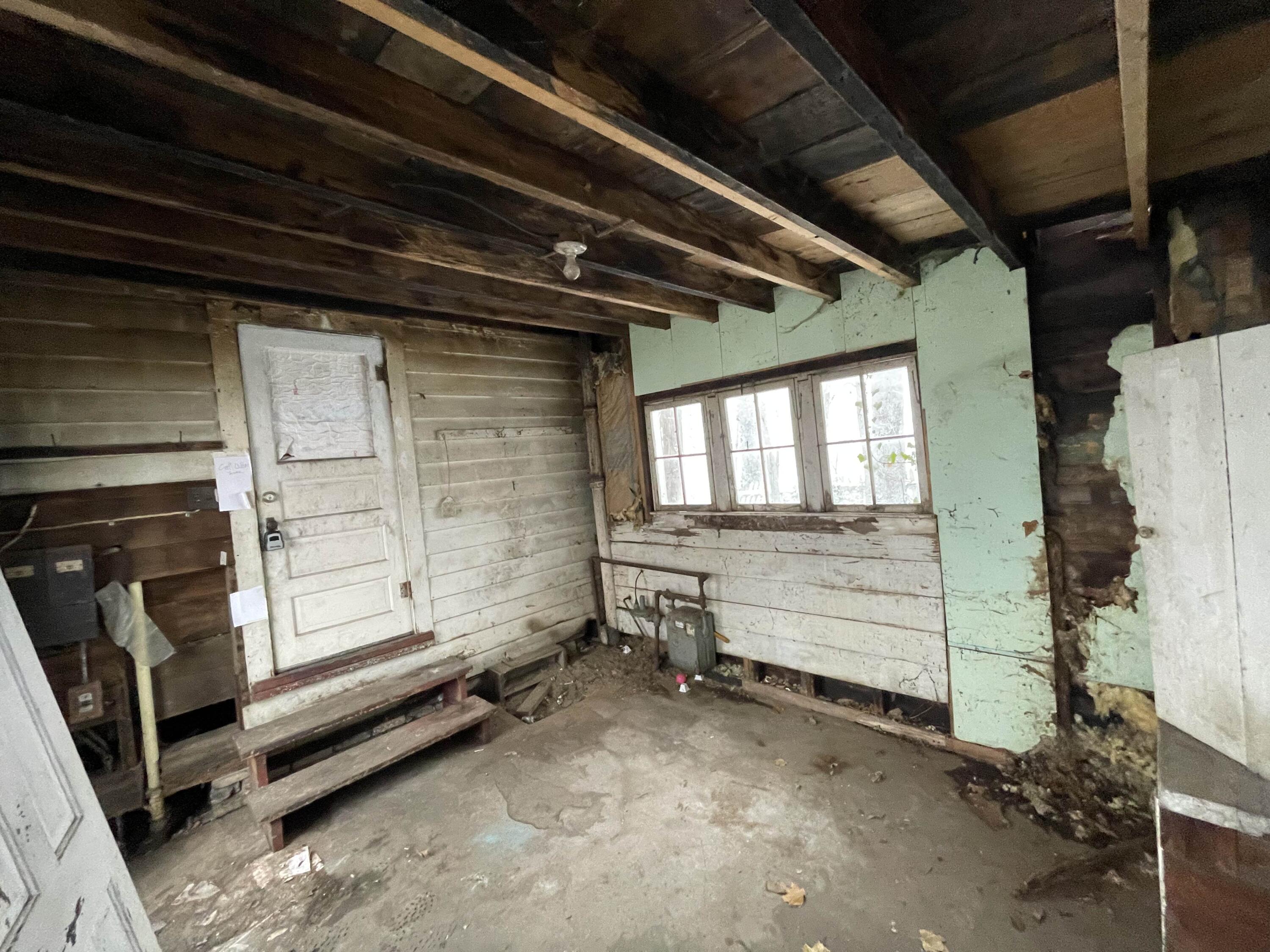 697 W Grand Avenue Muskegon MI 49441