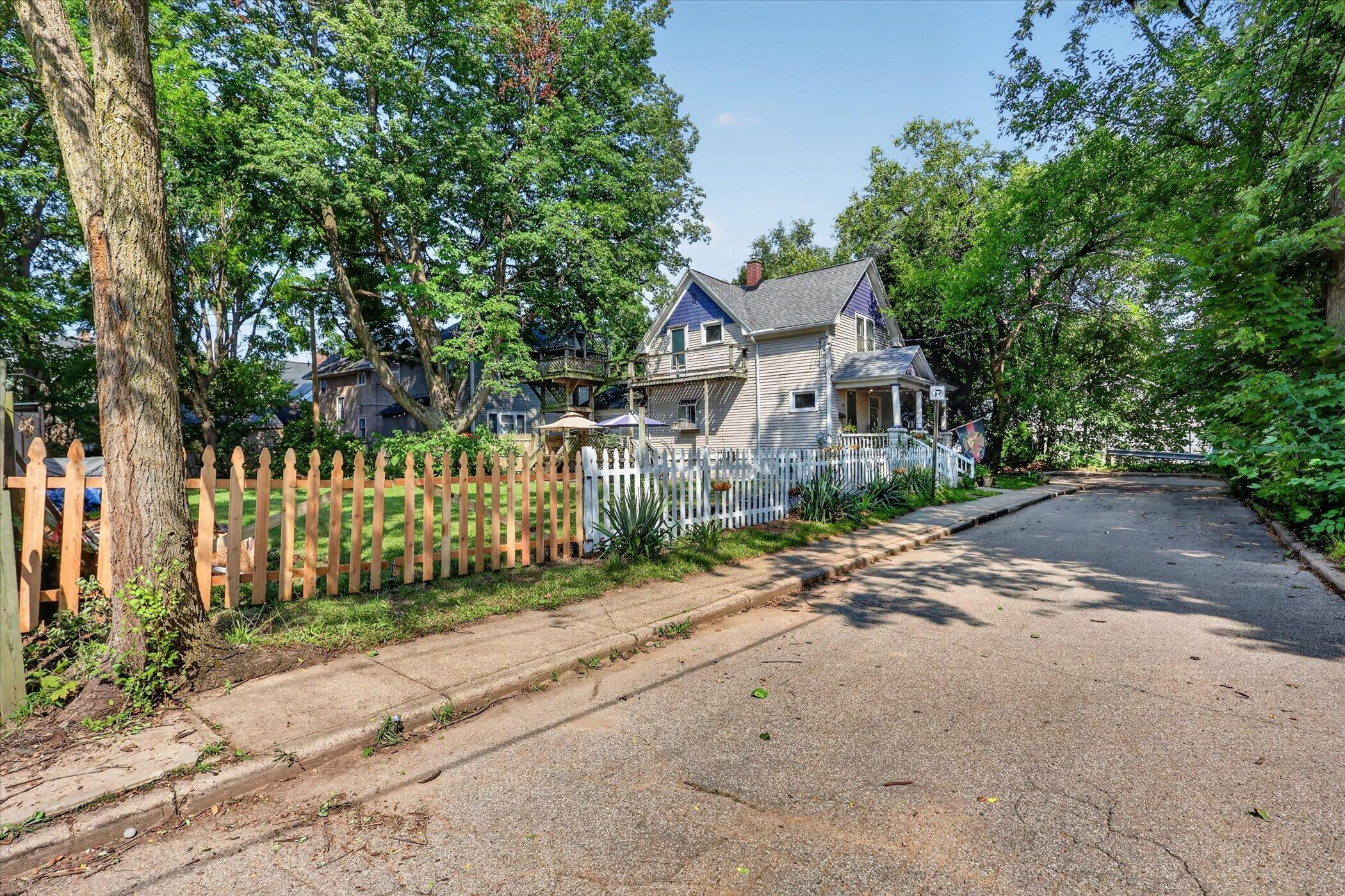 611 Elmwood Court Kalamazoo MI 49007