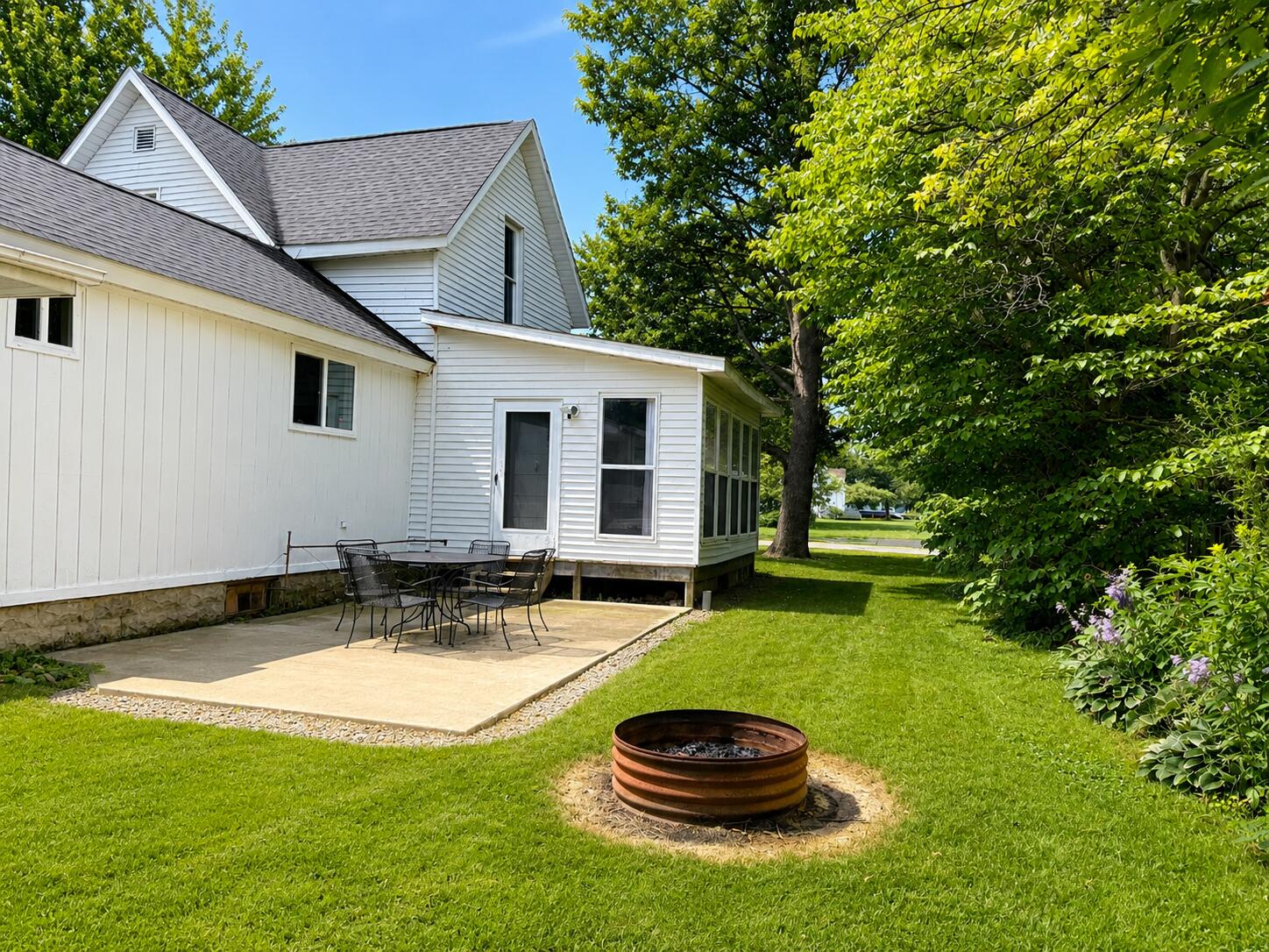 211 E Sycamore Street Three Oaks MI 49128