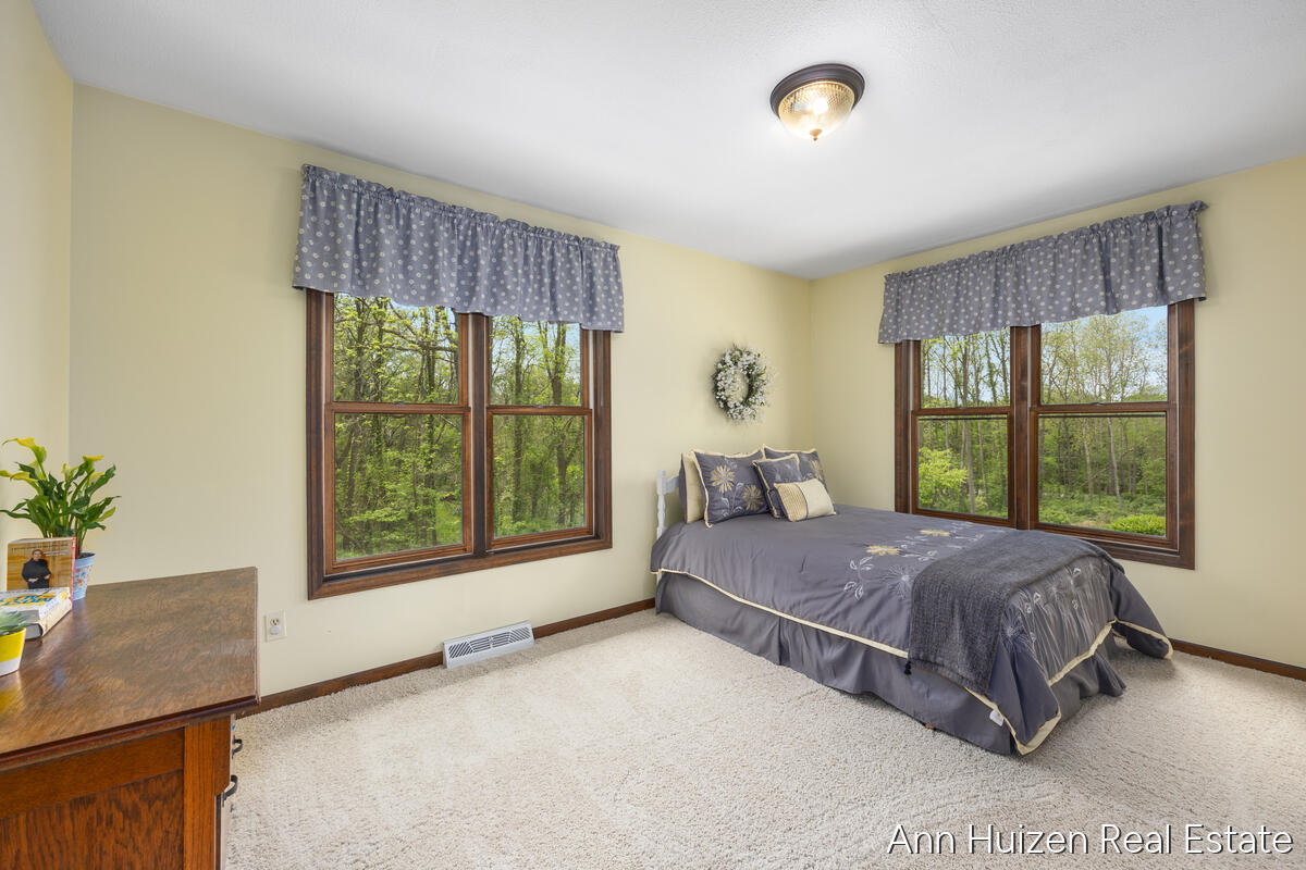 6240 Sunfish Lake Avenue NE Rockford MI 49341
