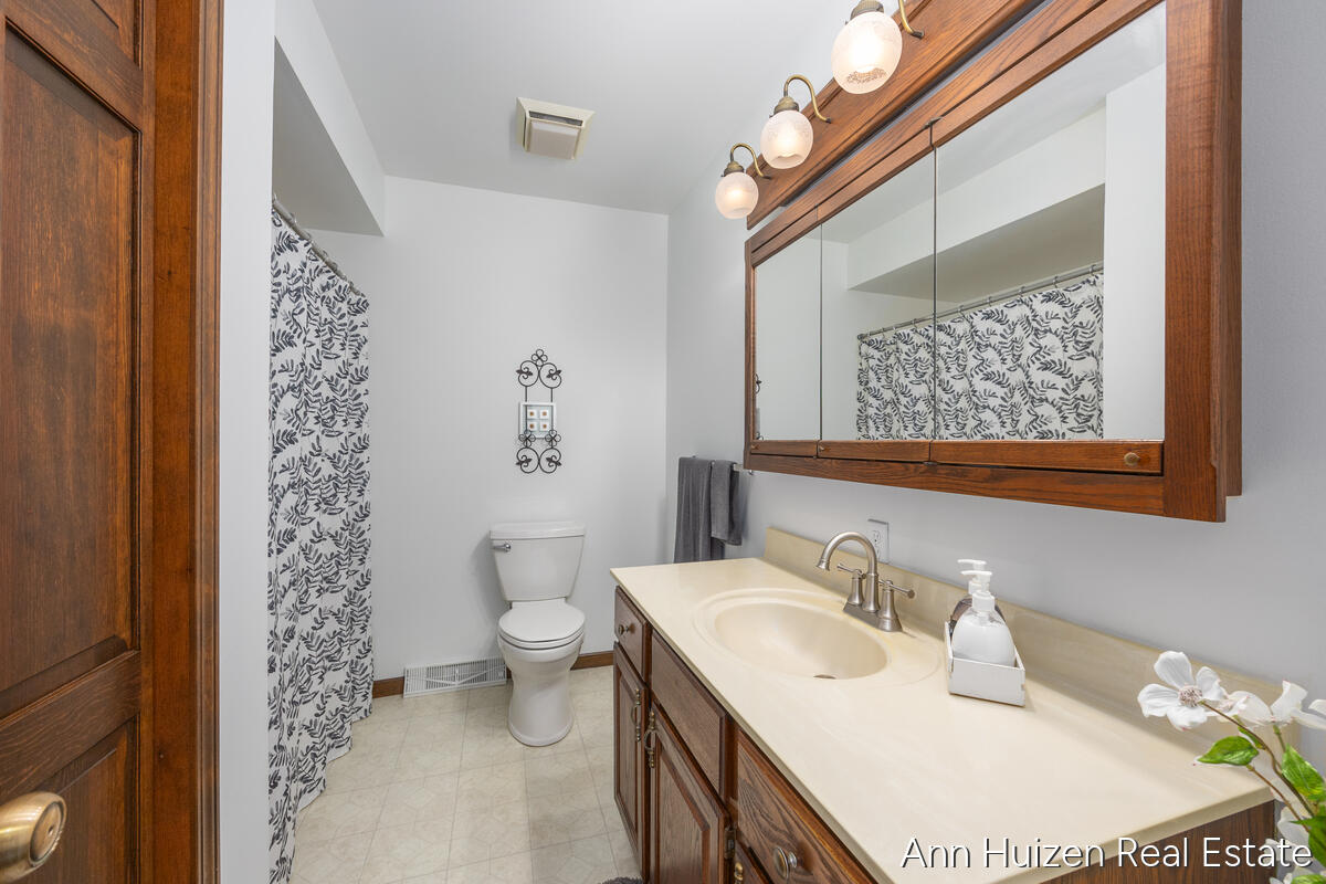 6240 Sunfish Lake Avenue NE Rockford MI 49341