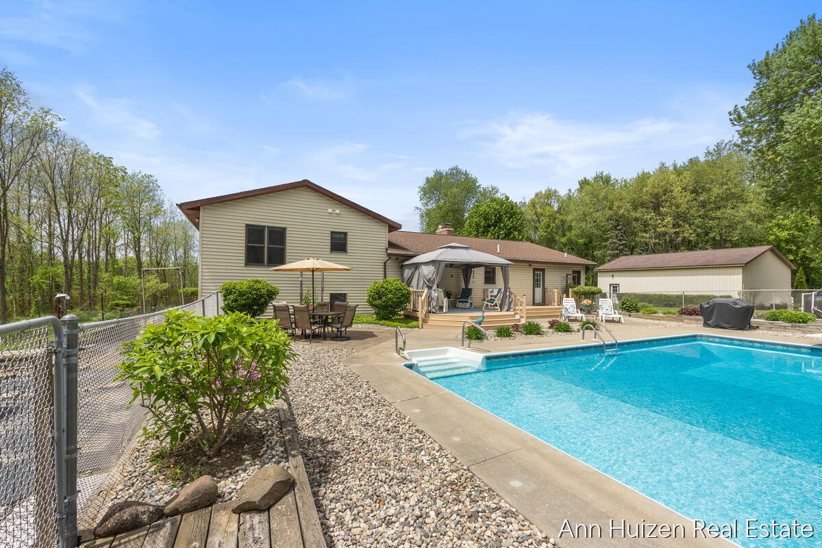 6240 Sunfish Lake Avenue NE Rockford MI 49341