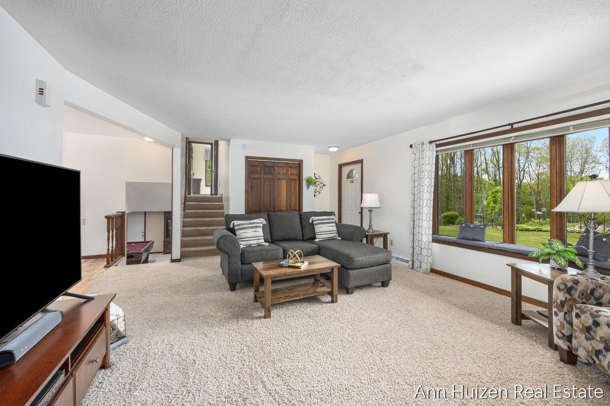 6240 Sunfish Lake Avenue NE Rockford MI 49341