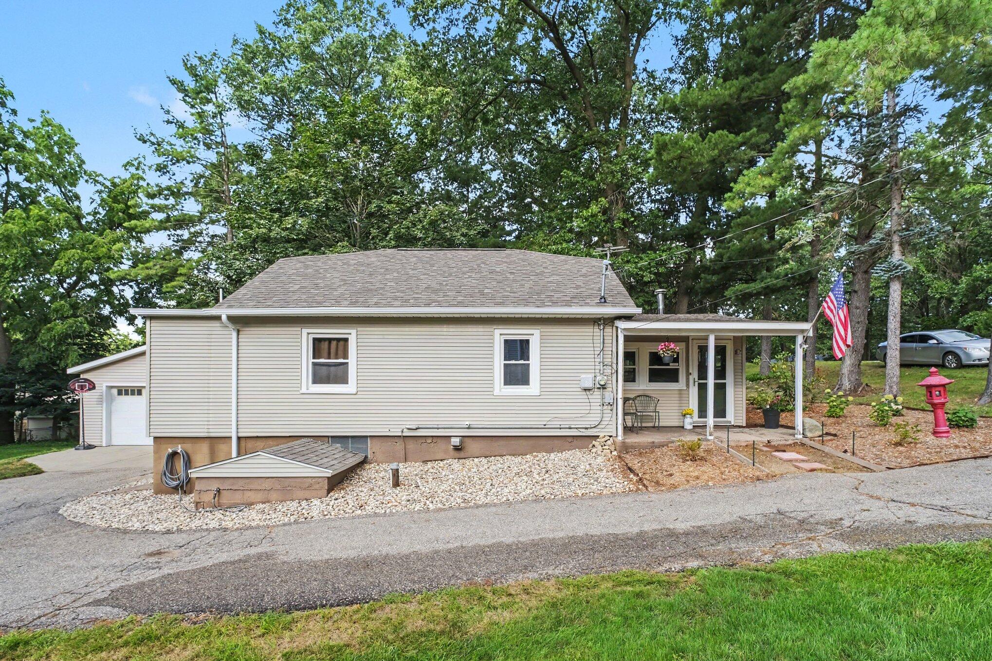 1720 Cargill Street NW Grand Rapids MI 49544