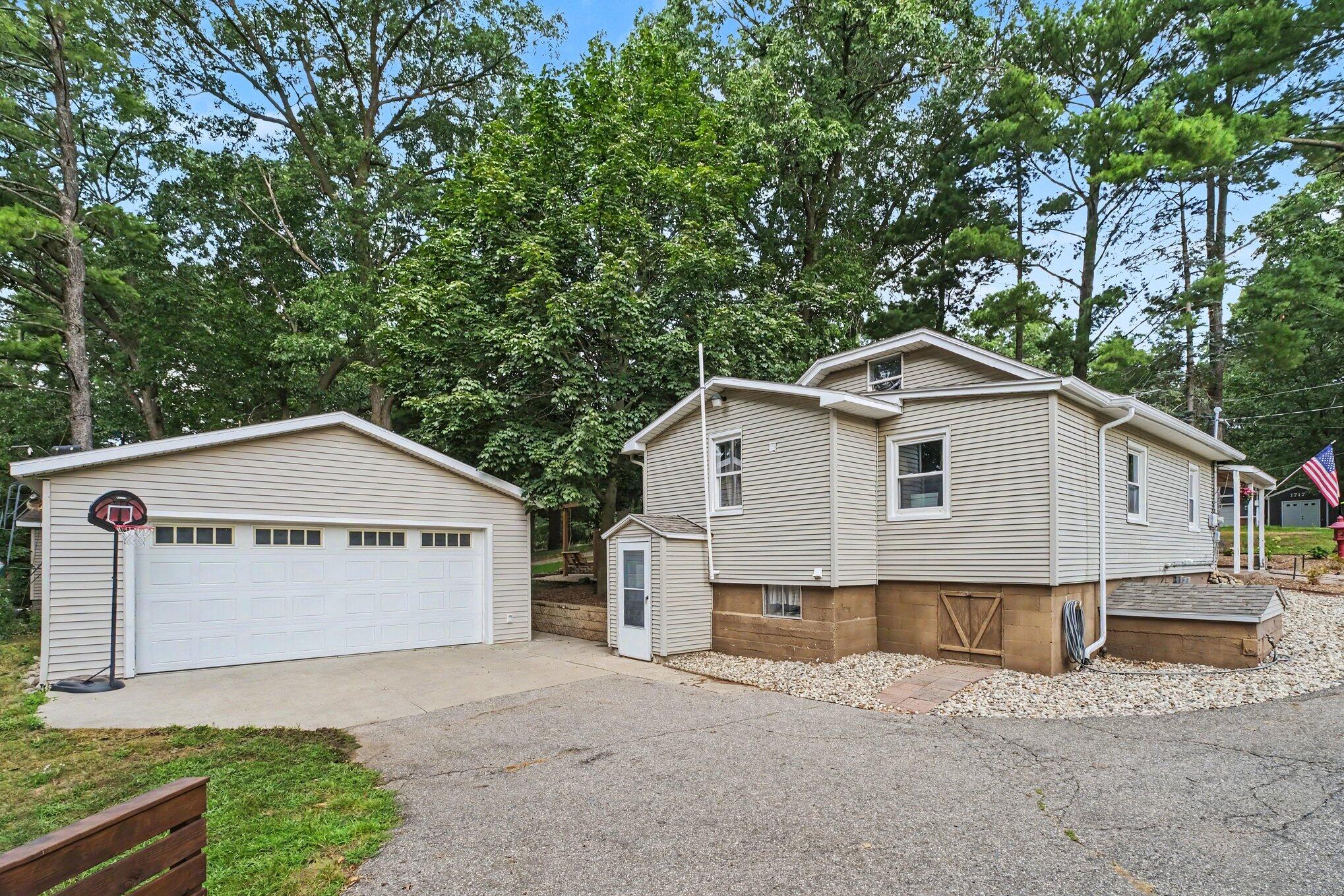 1720 Cargill Street NW Grand Rapids MI 49544