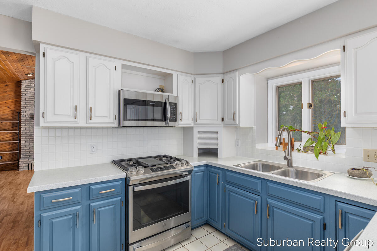 2543 Glencairin Drive NW Grand Rapids MI 49504