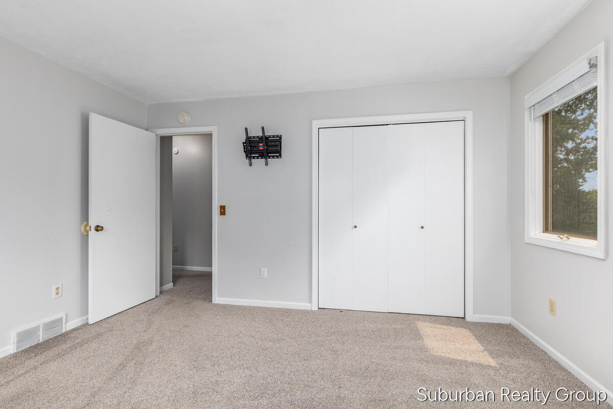 2543 Glencairin Drive NW Grand Rapids MI 49504