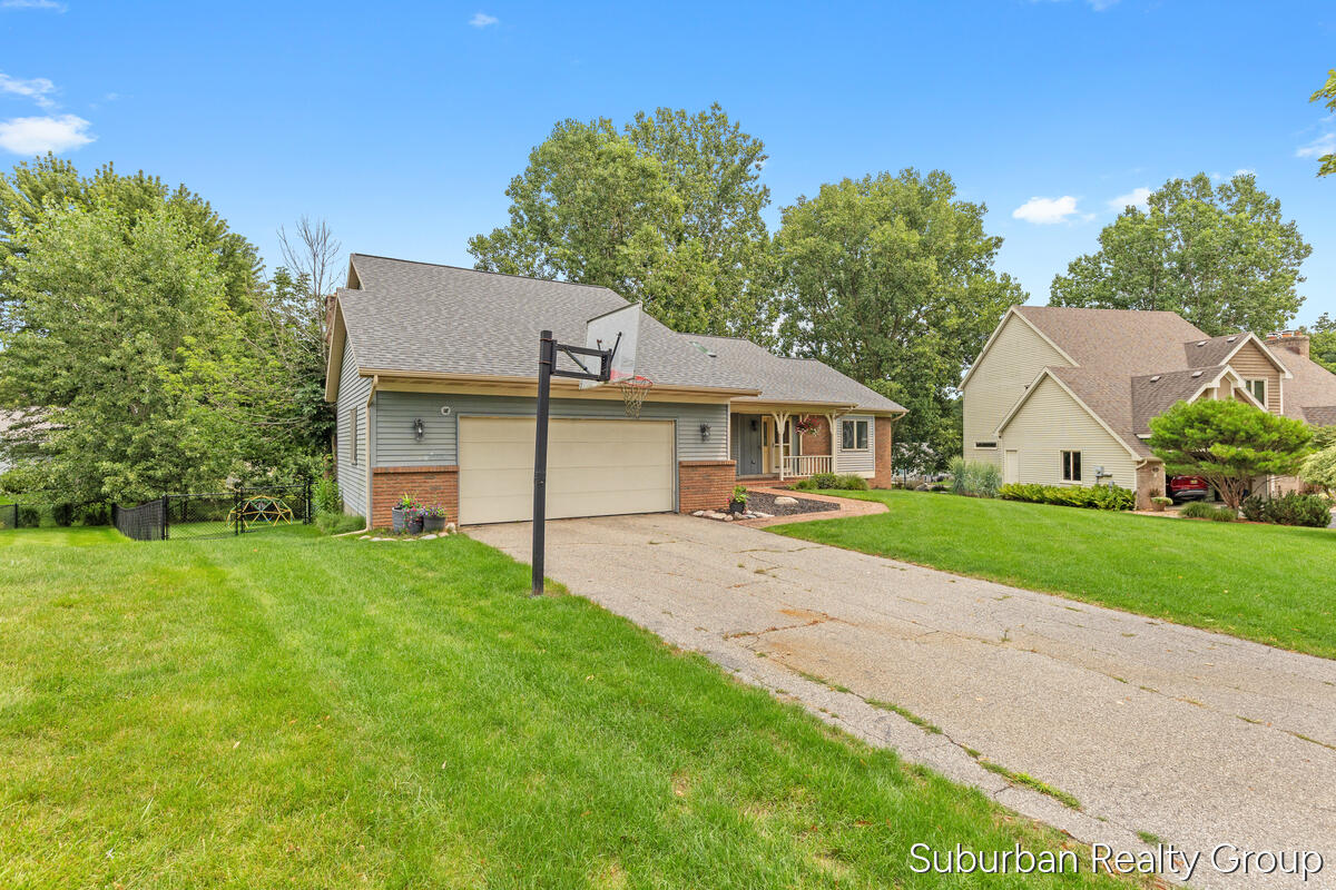 2543 Glencairin Drive NW Grand Rapids MI 49504