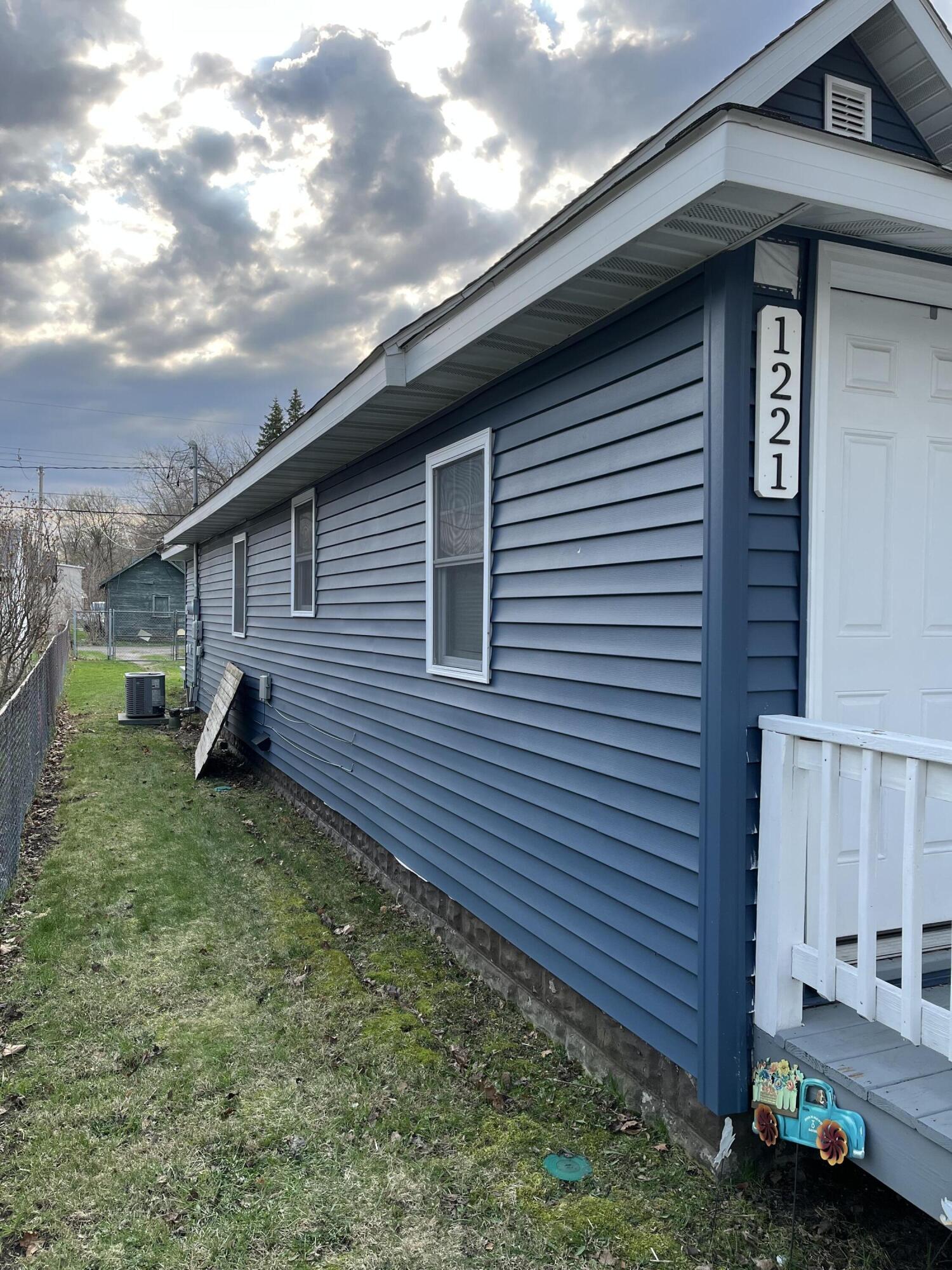 1221 Pearl Street Benton Harbor MI 49022