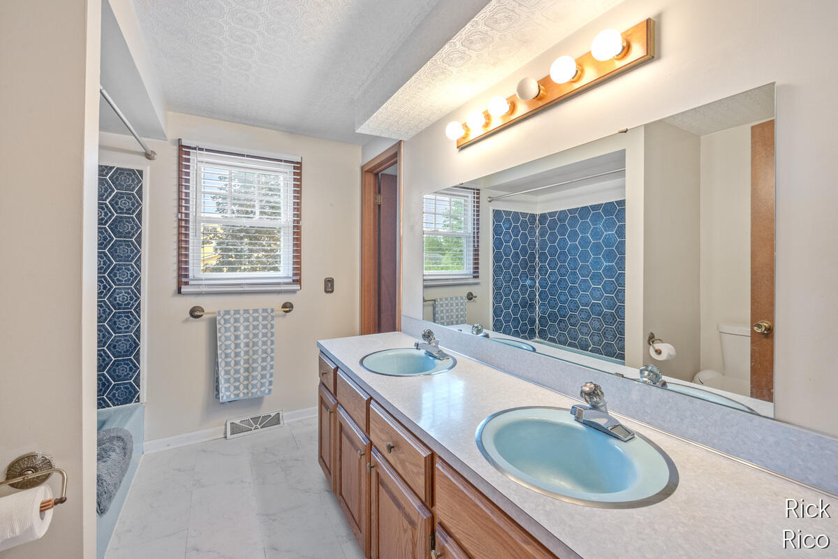 5434 Edgelawn Drive SE Grand Rapids MI 49508
