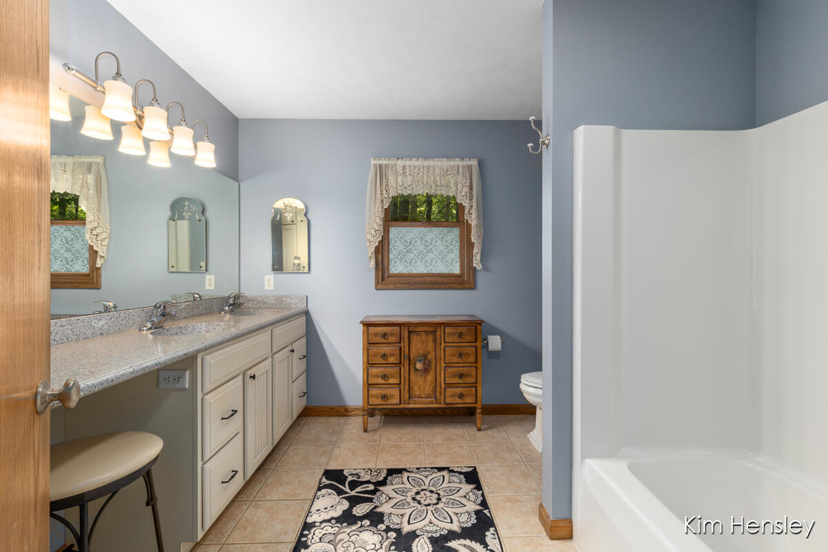 8160 Oakview Ridge Drive NE Rockford MI 49341