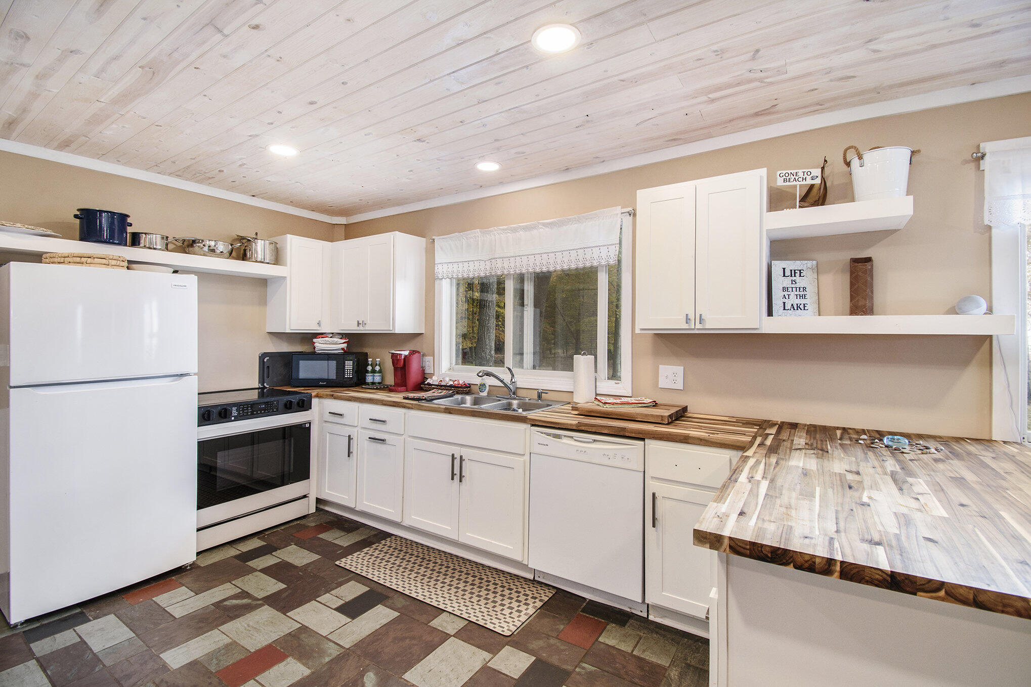 2013 N Scenic Drive Muskegon MI 49445