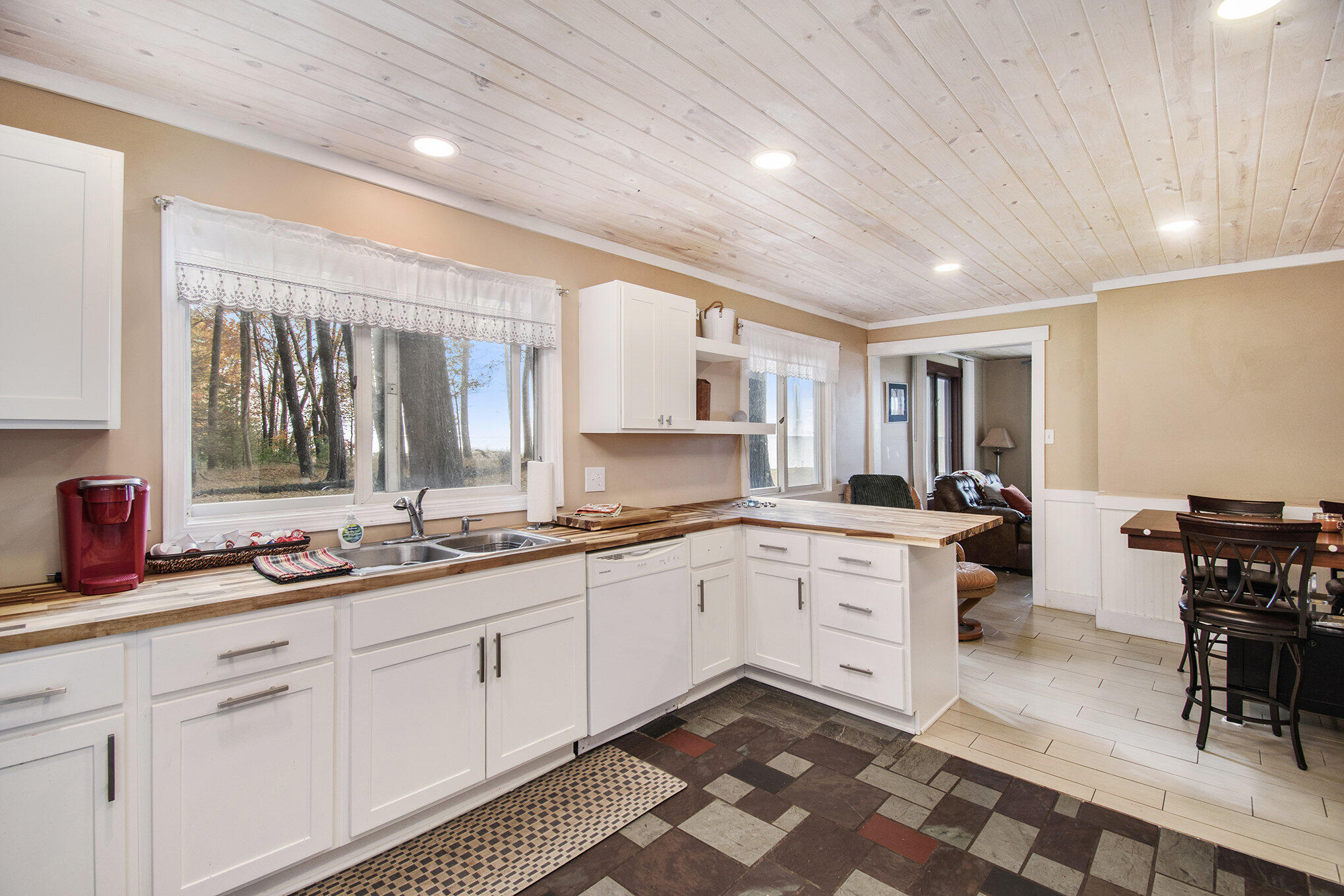 2013 N Scenic Drive Muskegon MI 49445