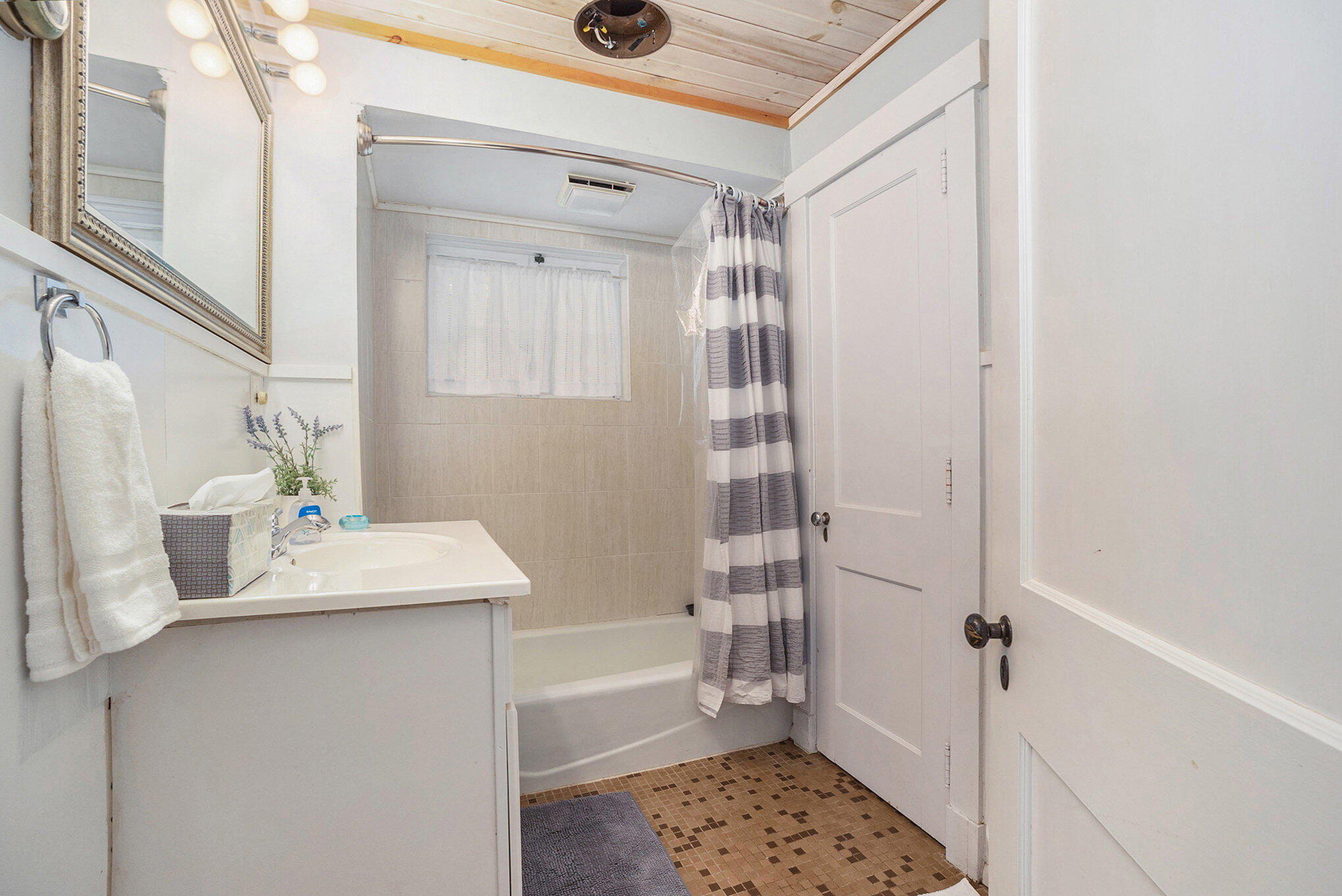 2013 N Scenic Drive Muskegon MI 49445