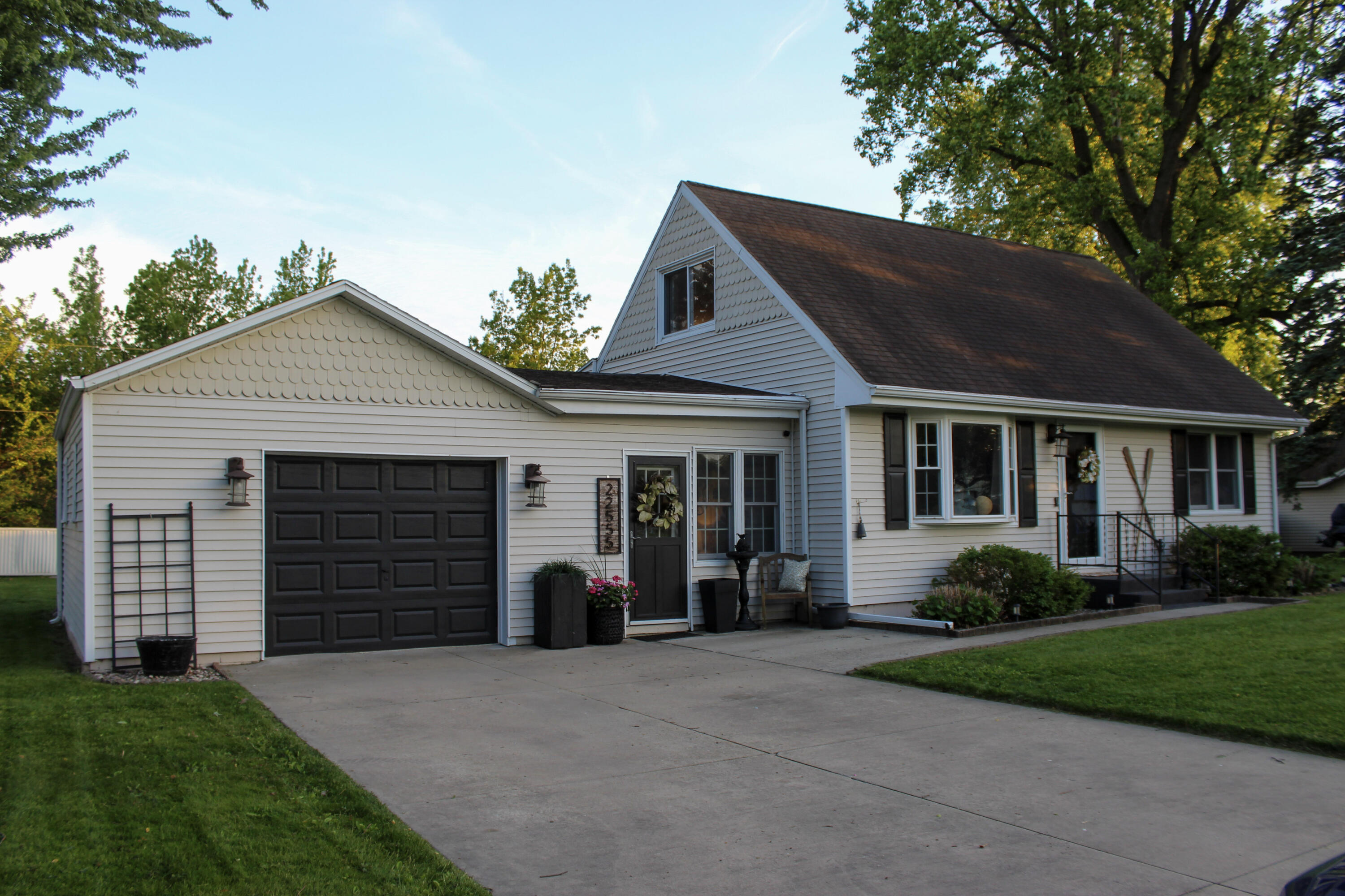 22555 Diamond Cove Street Cassopolis MI 49031