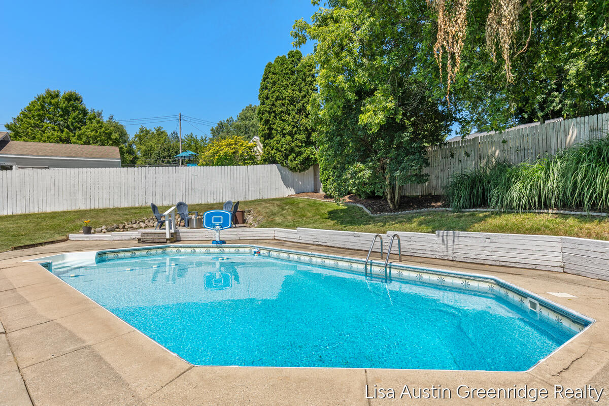 1001 Coventry Drive NW Grand Rapids MI 49544