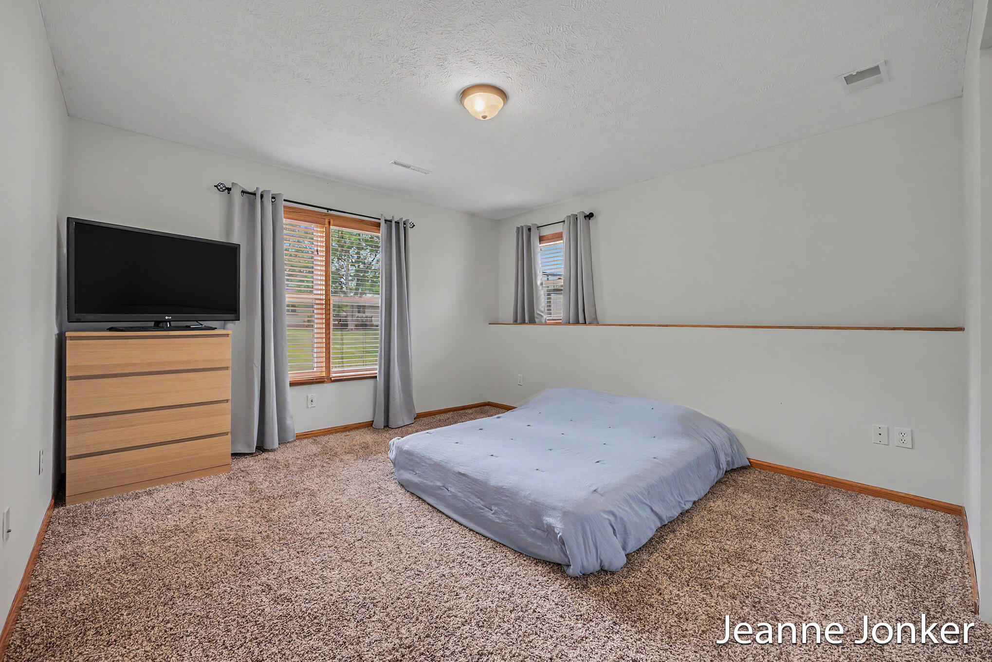 931 Sunset Hills Avenue NW Grand Rapids MI 49534