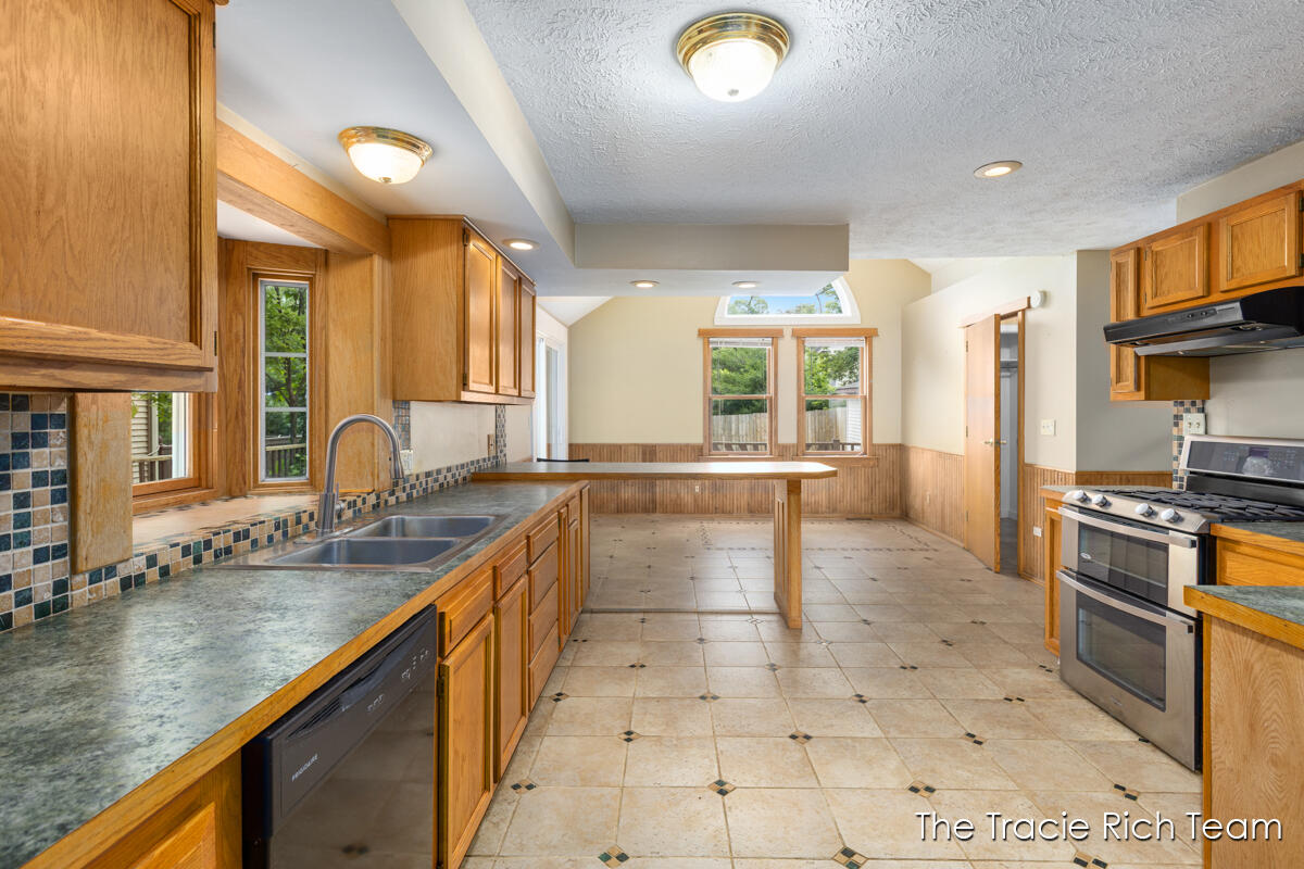 227 E Division Street NE Rockford MI 49341
