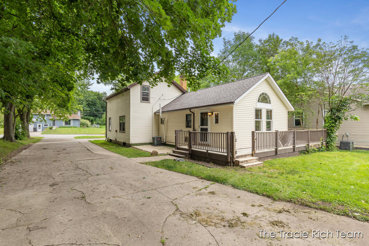 227 E Division Street NE Rockford MI 49341