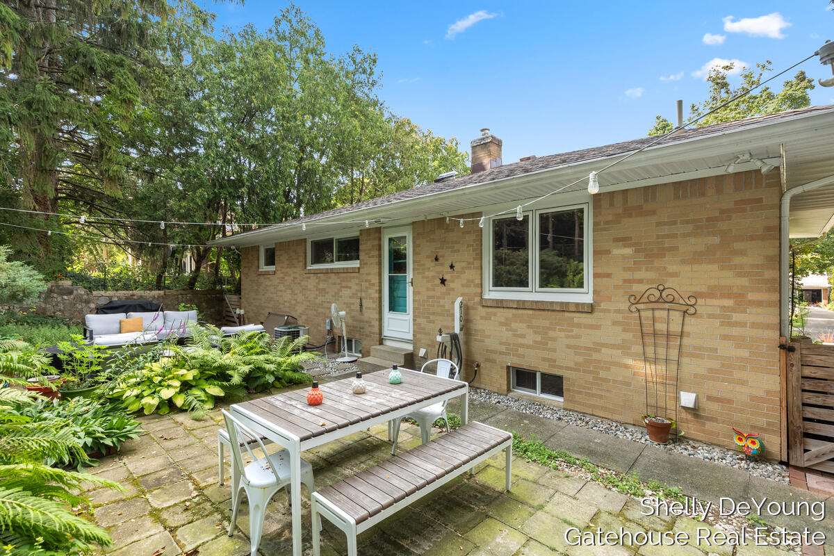 1570 E Terrace Street NE Grand Rapids MI 49503