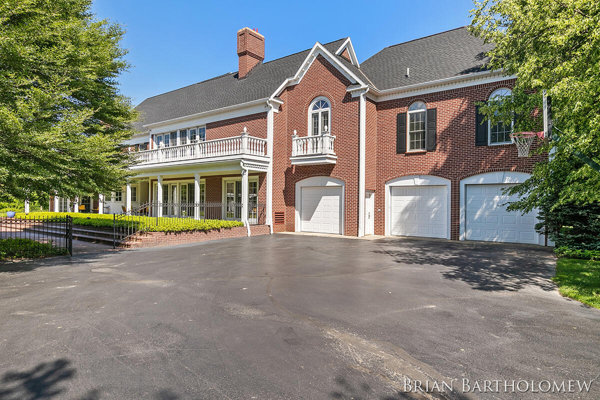 560 Saddlebrook Drive NE Ada MI 49301