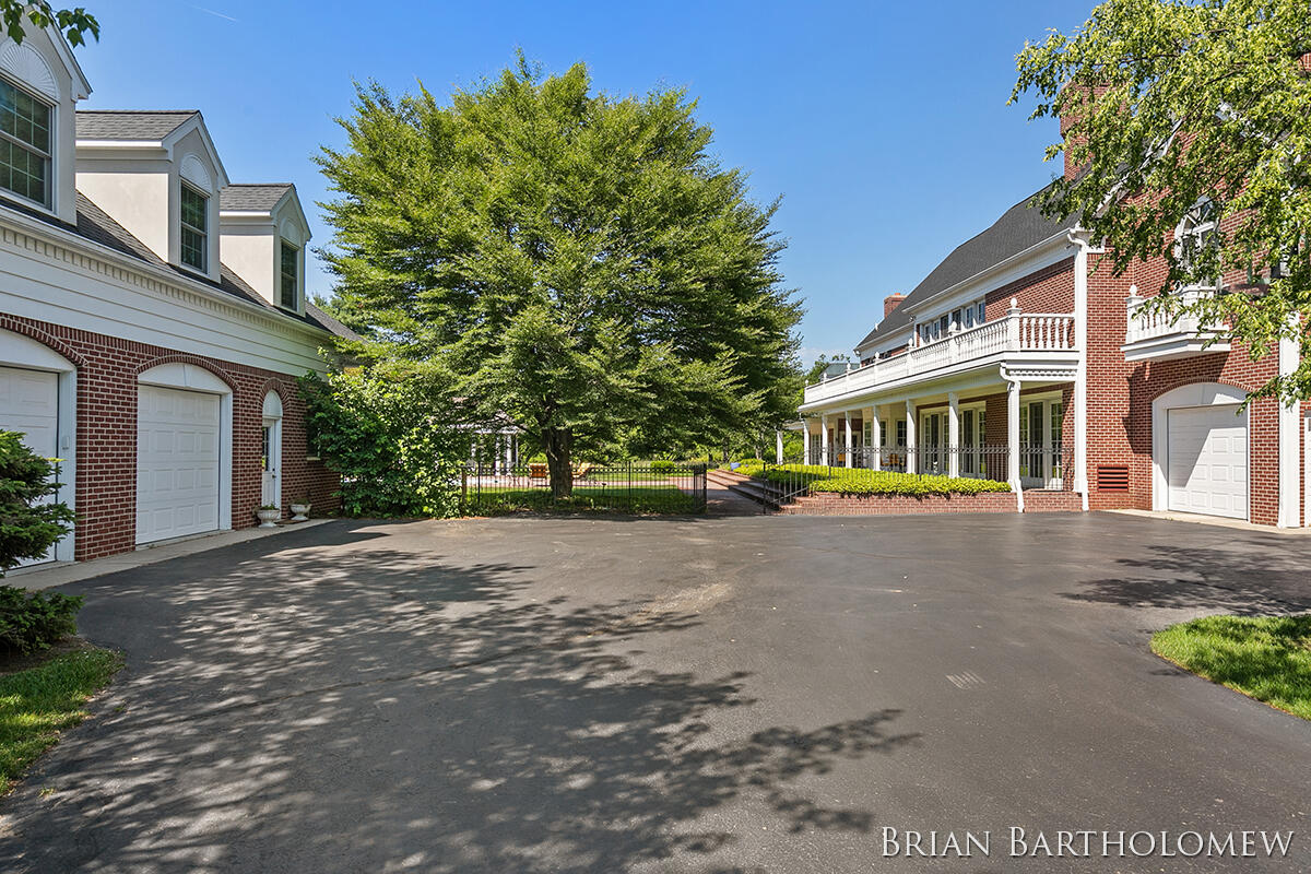 560 Saddlebrook Drive NE Ada MI 49301