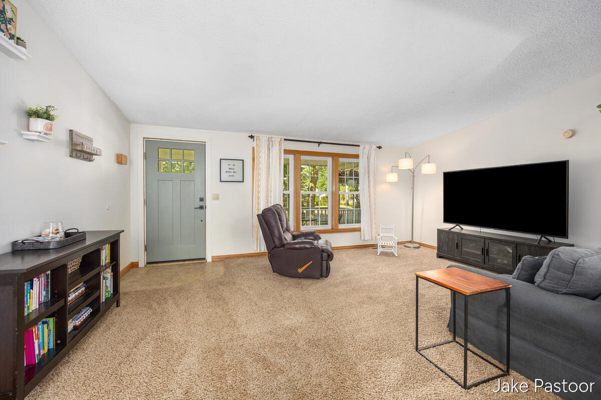 9951 10 Mile Road NE Rockford MI 49341