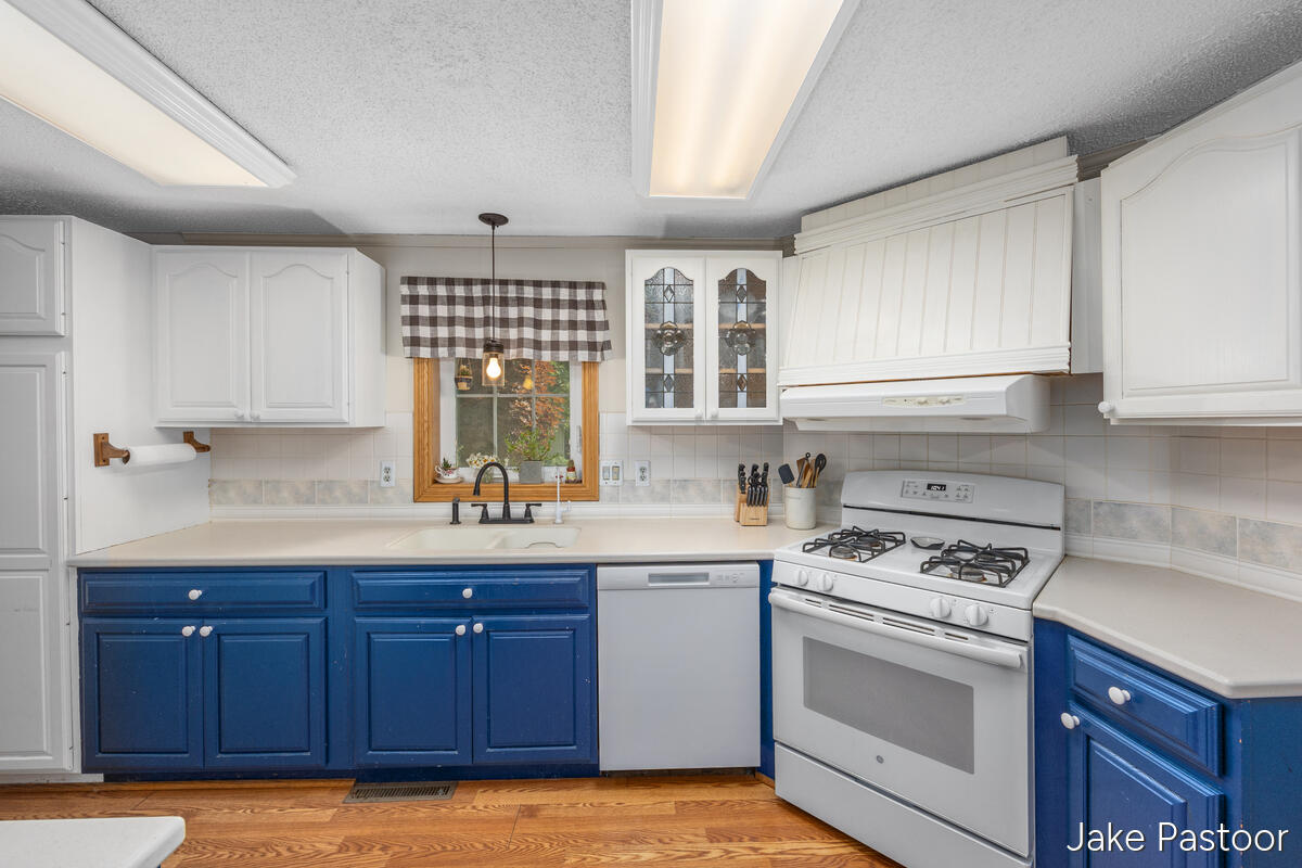 9951 10 Mile Road NE Rockford MI 49341