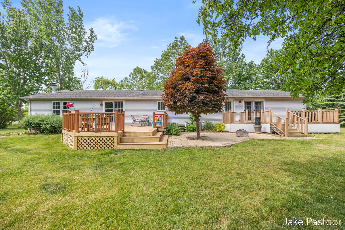 9951 10 Mile Road NE Rockford MI 49341